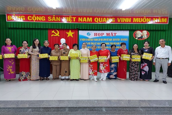 Hội liên hiệp phụ nữ 10 phường xã trên địa bàn thành phố tổ chức buổi họp mặt kỷ niệm 92 năm ngày thành lập Hội LHPN Việt Nam gắn với tổng kết phong trào hoạt động hội năm 2022
