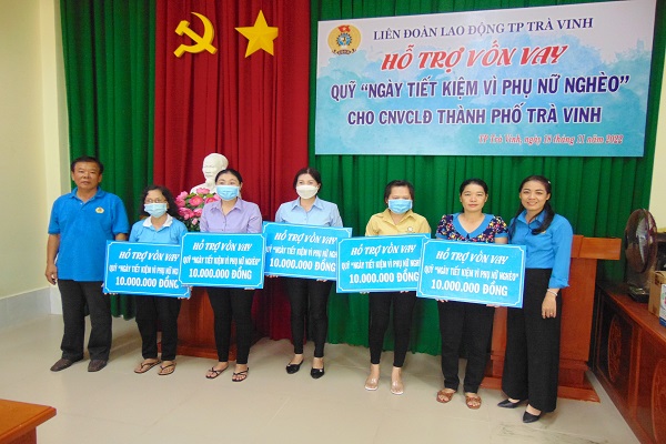 Liên đoàn Lao động thành phố trà Vinh tổ chức giải ngân nguồn Quỹ “Ngày tiết kiệm vì phụ nữ nghèo” với số tiền 150 triệu đồng