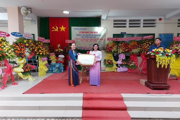 Trường Tiểu học Minh Trí và THCS Nguyễn Thị Minh Khai tổ chức họp mặt 40 năm ngày Nhà giáo Việt Nam và đón bằng công nhận trường đạt chuẩn quốc gia