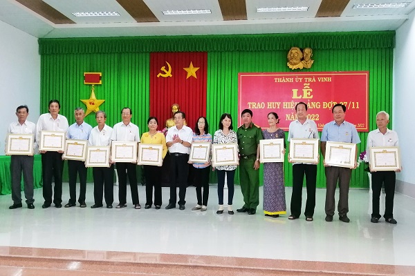 Thành ủy Trà Vinh tổ chức Lễ trao huy hiệu Đảng đợt 07/11 cho 54 đồng chí cao niên tuổi đảng 