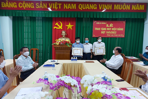 Đảng bộ Phường 7 tổ chức trao tặng Huy hiệu Đảng cho các đảng viên cao niên tuổi Đảng
