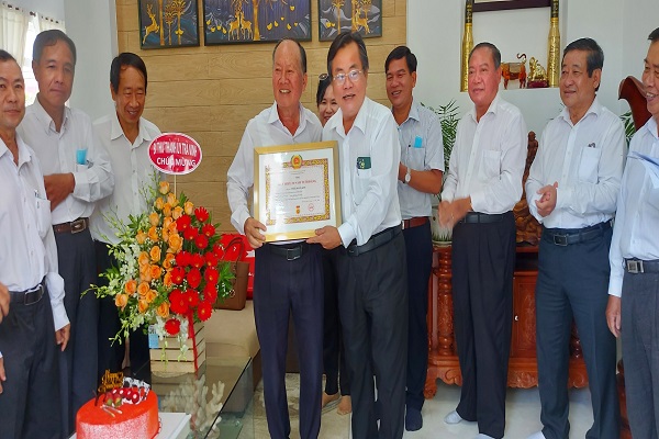 Thành phố Trà Vinh trao tặng huy hiệu 50 năm tuổi Đảng tại nhà cho đồng chí Trần Hoàn Kim, cư ngụ ấp Vĩnh Hưng, xã Long Đức, thành phố Trà Vinh.