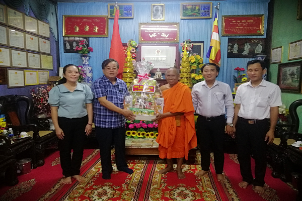 Đồng chí Nguyễn Thành Tâm, UVTV Tỉnh Ủy, Bí thư Thành Ủy  Trà Vinh thăm, tặng quà, chúc mừng Lễ Sene Đôlta năm 2022 các chùa Phật giáo Nam tông Khmer trên địa bàn