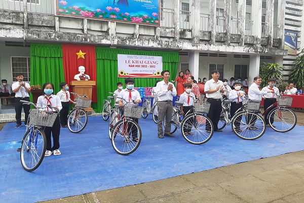Trường Trung học cơ sở Trần Phú  trao 130 phần quà và 13 chiếc xe đạp trao tặng cho các em học sinh nghèo vượt khó học giỏi nhân dịp lễ khai giảng năm học mới 