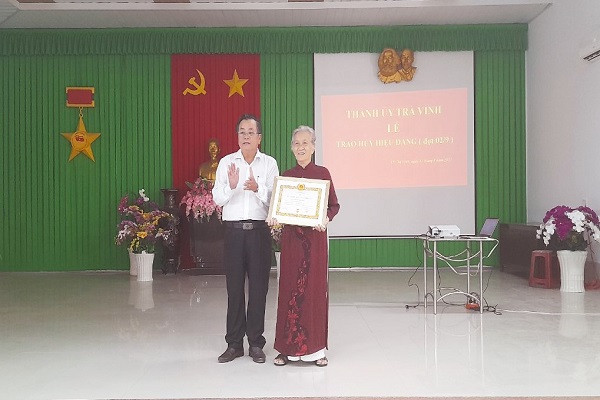 Thành ủy Trà Vinh tổ chức Lễ trao huy hiệu Đảng đợt 02/9 cho các đồng chí cao niên tuổi đảng
