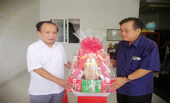 Đồng chí Nguyễn Thành Tâm, Ủy viên thường vụ Tỉnh ủy Bí Thư Thành ủy Trà Vinh thăm tặng quà cho gia đình cán bộ hưu trí và các chùa trên địa bàn thành phố nhân dịp Tết Nguyên Đán 2023