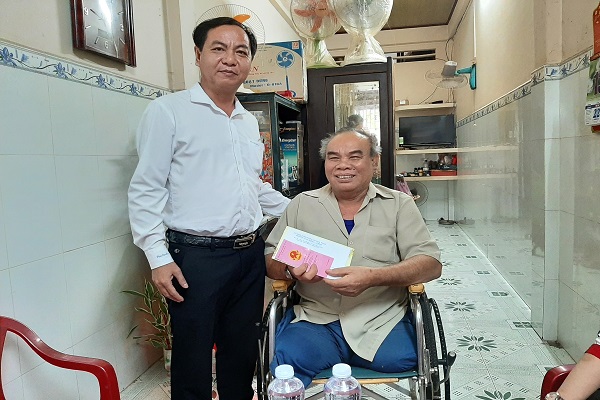 Phó Chủ tịch UBND TPTV thăm, tặng quà mẹ Việt Nam anh hùng và gia đình thương, bệnh binh nhân dịp tết nguyên đán Quý Mão 2023