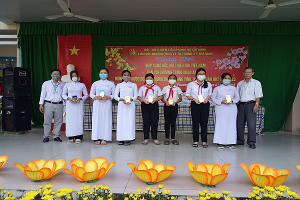 Trường Trung học cơ sở Lý Tự Trọng tổ chức chương trình ngày hội “Thắp sáng ước mơ thiếu nhi Việt Nam” gắn với chương trình “Xuân ấm áp”