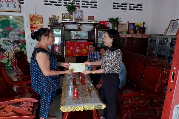 Bà Nguyễn Thị Ngọc Nhi, UVTV Thành ủy, PCT UBND TPTV thăm chúc Tết và tặng quà Mẹ Việt Nam anh hùng các gia đình thương binh, thân nhân liệt sỹ và người bị tù đày tại phường 7 và phường 8.