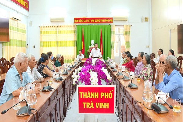 Đồng chí Nguyễn Thành Tâm, Ủy viên Ban thường vụ Tỉnh ủy, Bí thư Thành ủy Trà Vinh gặp gỡ chúc tết và tặng quà 20 gia đình chính sách, người có công tiêu biểu trên địa bàn Thành phố
