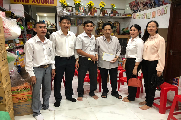 Đồng chí Nguyễn Văn Liêu, Phó chủ tịch Uỷ ban nhân dân thành phố Trà Vinh thăm tặng quà gia đình người có công nhân dịp Xuân Quý Mão năm 2023
