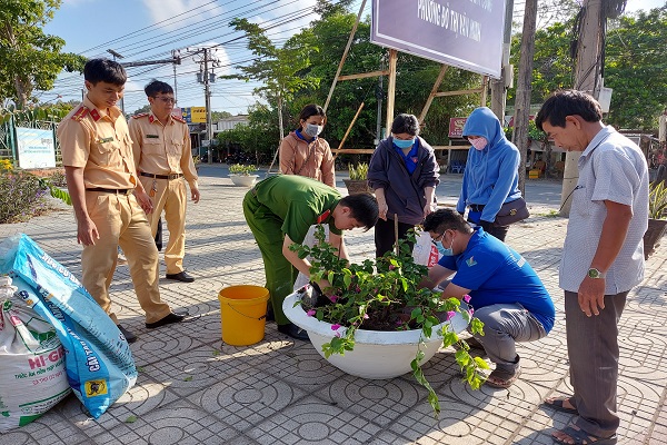 Thành Đoàn Trà Vinh Tổ chức ra quân, dọn dẹp vệ sinh môi trường, thực hiện trồng cây xanh trên tuyến đường Nguyễn Chí Thanh, thuộc Phường 9 thành phố Trà Vinh