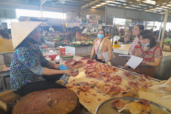 Thành phố Trà Vinh thu mẫu kiểm tra an toàn thực phẩm nông sản, thủy sản tại chợ phường 6