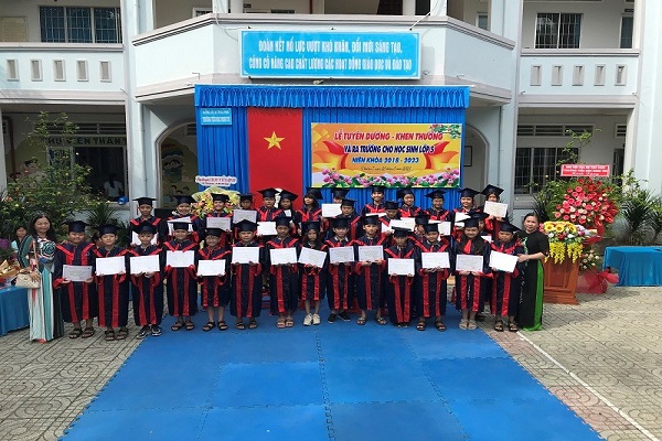 Trường tiểu học Minh Trí tổ chức Lễ ra trường cho 136 học sinh khối lớp 5 và tổng kết năm học 2022-2023.