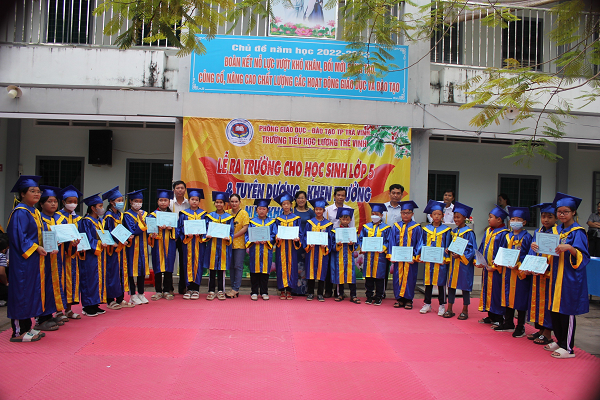 Trường tiểu học Lương Thế Vinh làm lễ ra trường cho 180 em học sinh lớp 5 năm học 2022-2023