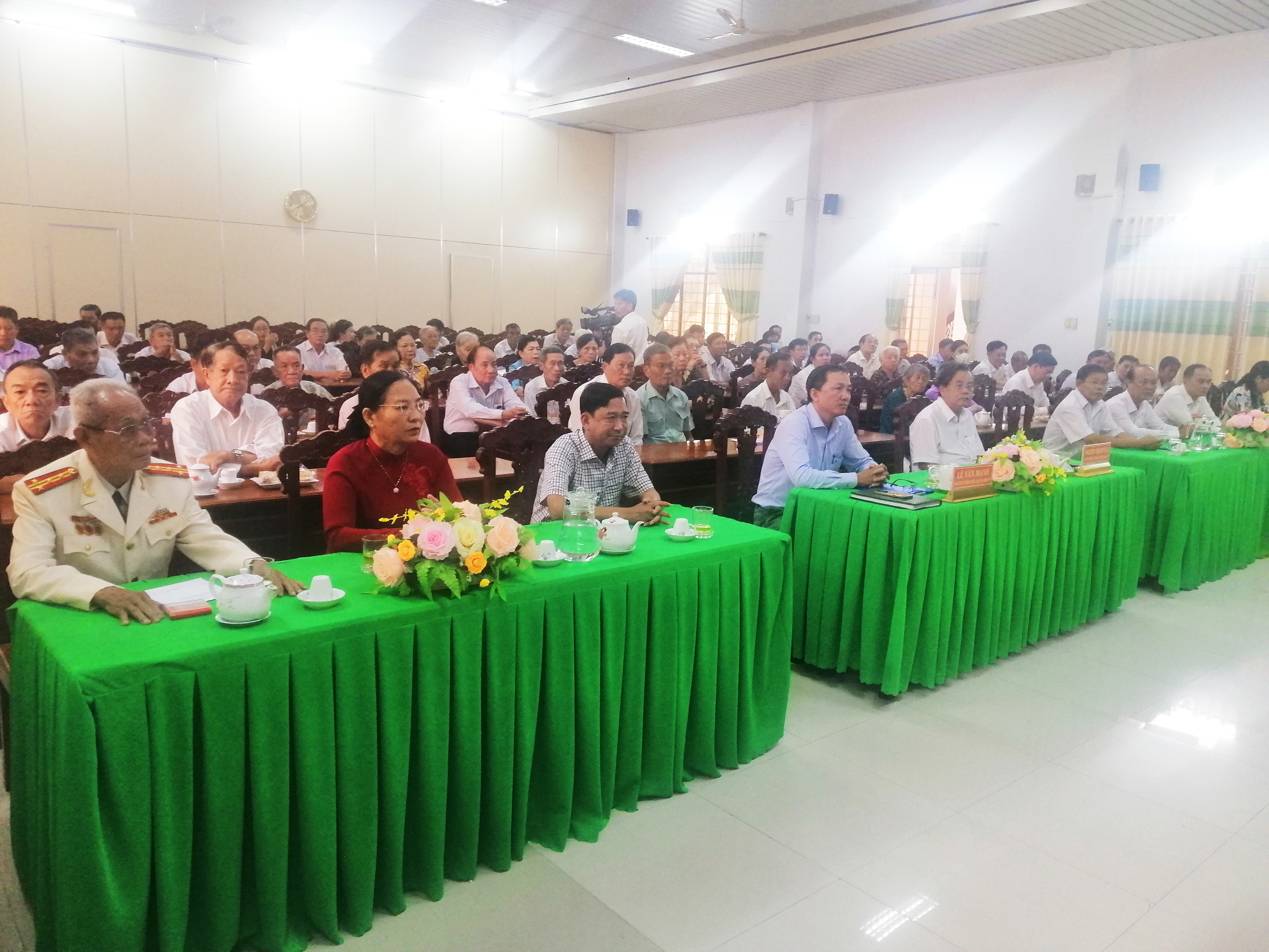Thành ủy Trà Vinh trao Huy hiệu Đảng đợt 19/5 cho 65 đồng chí cao niên tuổi đảng