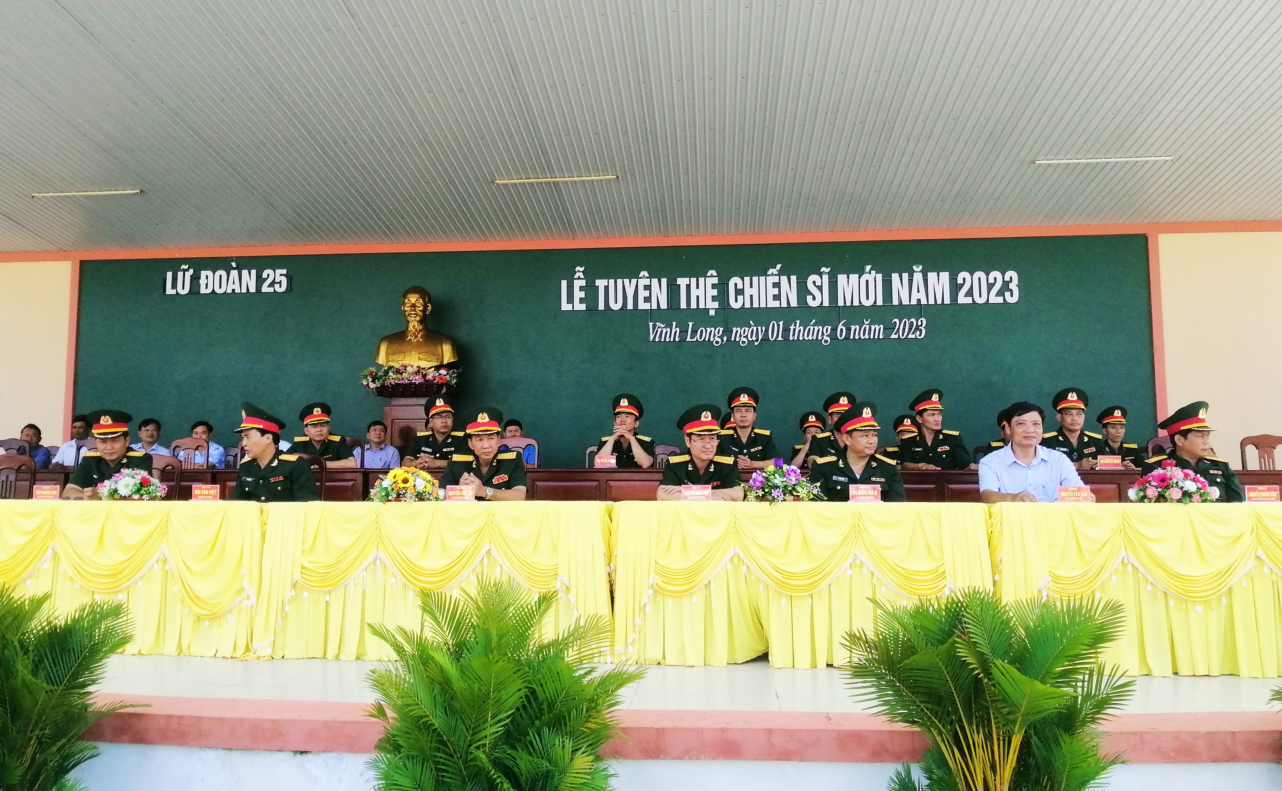 Lãnh đạo Thành phố Trà Vinh tham dự lễ tuyên thệ cho chiến sĩ mới nhập ngũ năm 2023 tại Lữ Đoàn  Công Binh 25, Quân khu 9