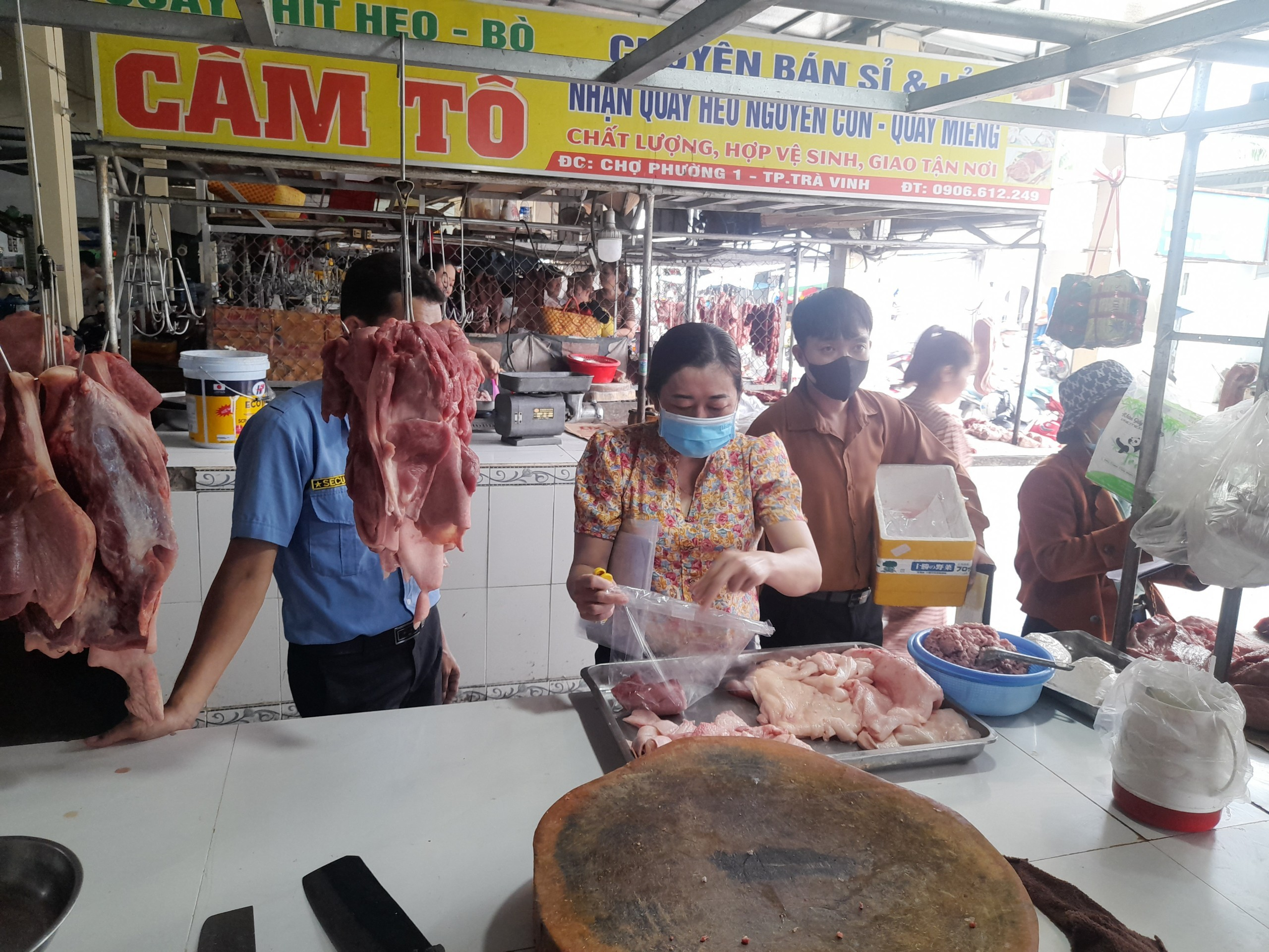 Phòng Kinh tế thành phố Trà Vinh thu mẫu kiểm tra an toàn thực phẩm nông sản, thủy sản tại chợ phường 1