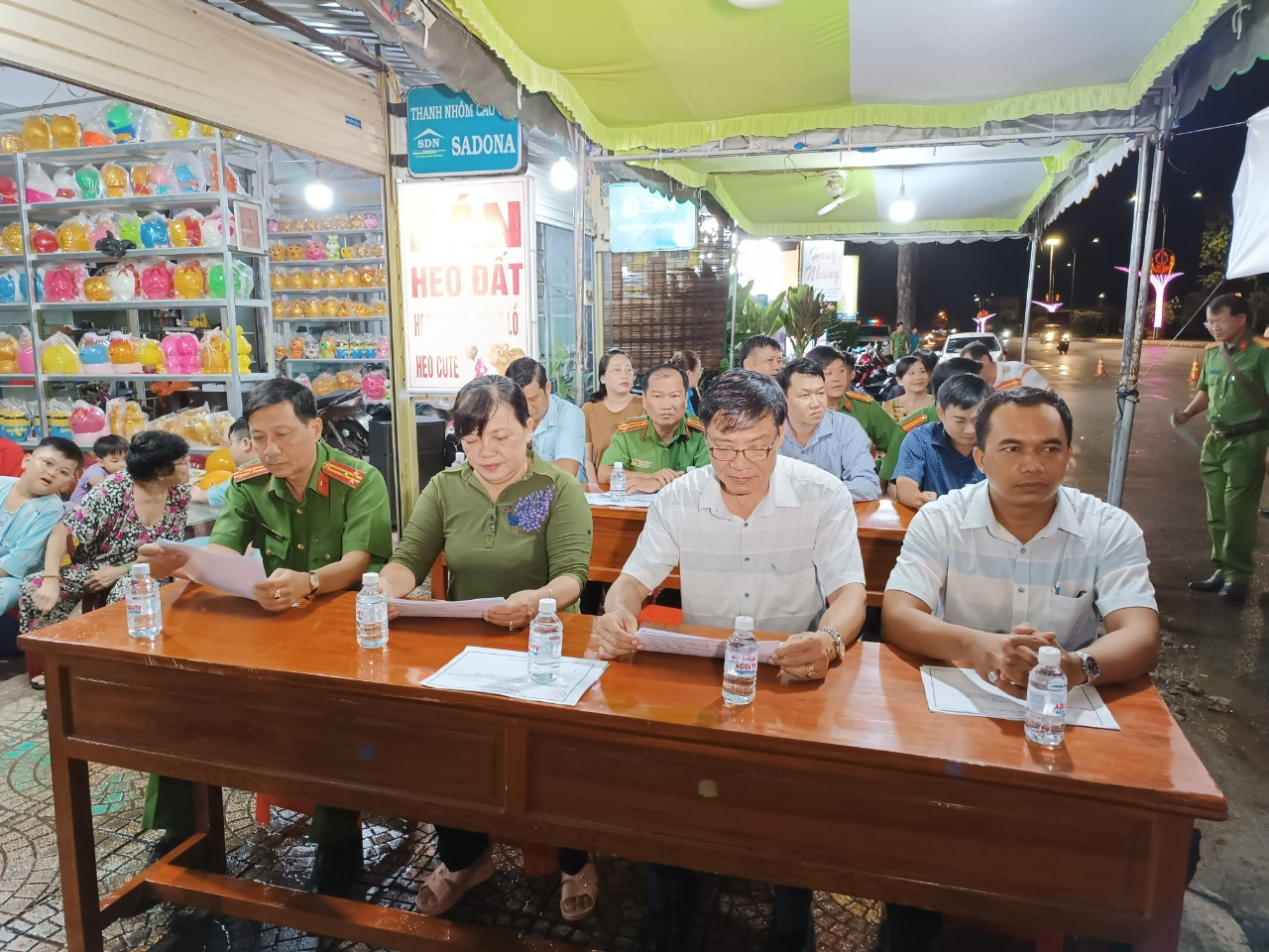 Phường 8 thành phố Trà Vinh tổ chức thực tập Phương án chữa cháy và cứu nạn, cứu hộ tại Tổ liên gia an toàn PCCC số 03