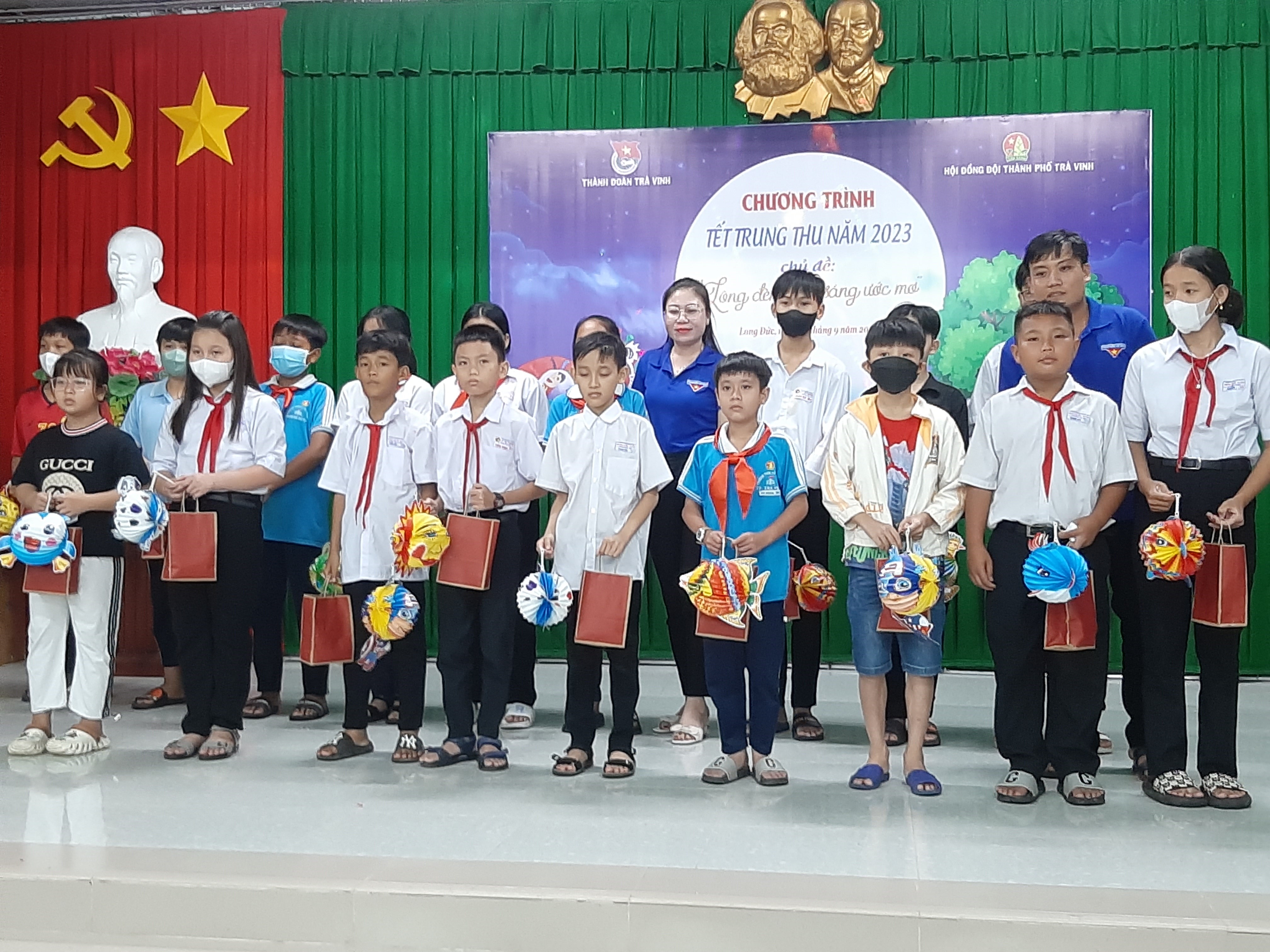 Thành Đoàn Trà Vinh và Trường tiểu học Minh Trí tổ chức Đêm hội trăng rằm năm 2023