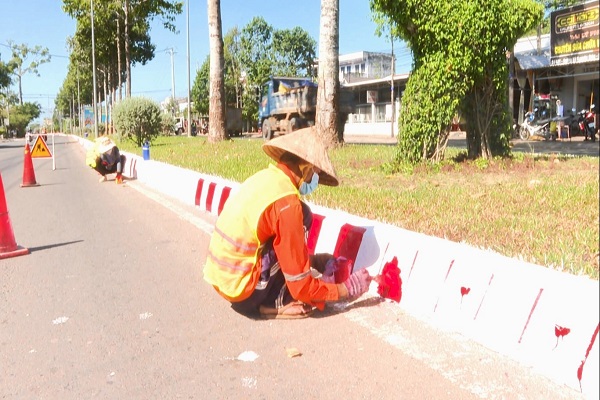 Thành phố Trà Vinh tổ chức quét vôi bờ kè sông Long Bình và sơn dãy phân cách các tuyến đường đón tết Nguyên Đán Nhâm Dần năm 2022.