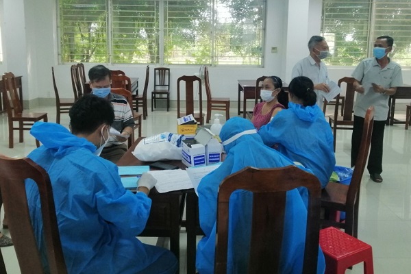 Thành phố Trà Vinh tổ chức tiêm vắc xin phòng COVID-19 liều bổ sung và nhắc lại cho những người từ 50 tuổi trở lên và người từ 18 tuổi đến 49 tuổi mắc bệnh nền theo danh mục các bệnh nền có nguy cơ cao